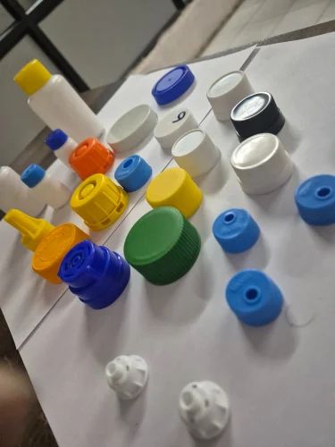 Plastic cap molding die